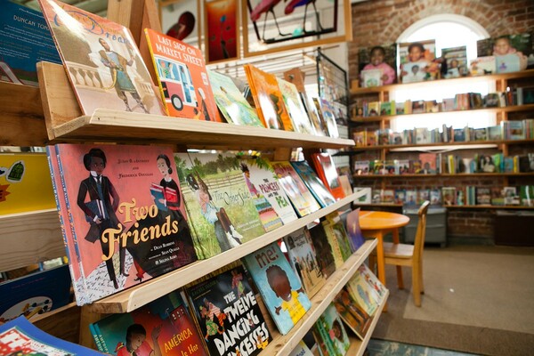 Καλιφόρνια: Ιστορικό βιβλιοπωλείο με μαύρους συγγραφείς ξεπουλά στα βιβλία για τον ρατσισμό
