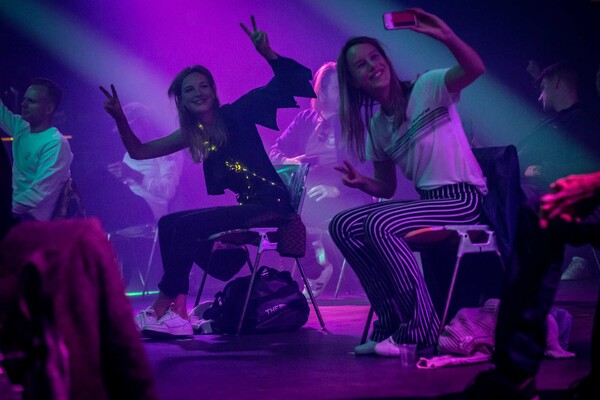 Social dis-dancing σε κλαμπ της Ολλανδίας - Χορεύουν καθιστοί, κρατώντας αποστάσεις (ΒΙΝΤΕΟ)