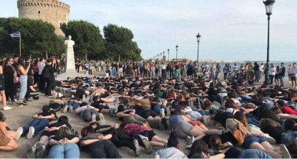 «I can't breathe»: Μαθητές στη Θεσσαλονίκη ξάπλωσαν στο έδαφος - Στη μνήμη του Τζορτζ Φλόιντ