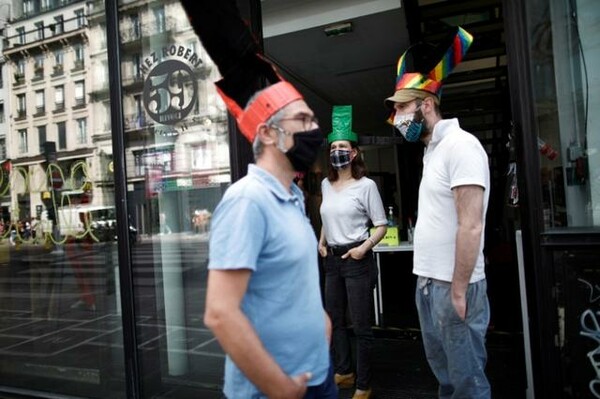 Παρίσι: Η γκαλερί που κρατά τις αποστάσεις με αλλόκοτα καπέλα - Εμπνευσμένα από την Κίνα