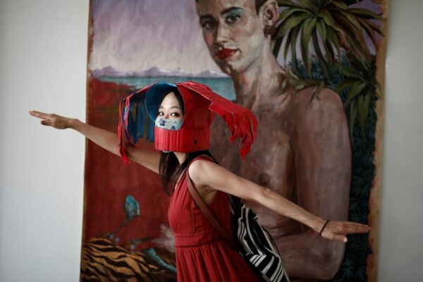 Παρίσι: Η γκαλερί που κρατά τις αποστάσεις με αλλόκοτα καπέλα - Εμπνευσμένα από την Κίνα