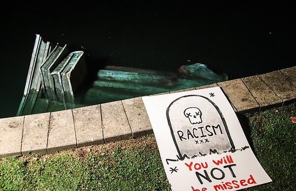 Διαδηλωτές βανδάλισαν αγάλματα του Κολόμβου - Τα αποκεφάλισαν και τα πέταξαν στο νερό