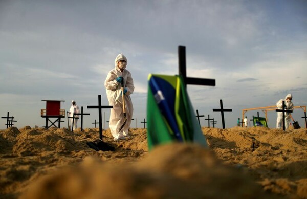 «Νεκροταφείο» η Κοπακαμπάνα: 100 τάφοι προς τιμήν των νεκρών της Covid-19