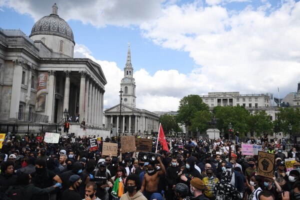 Λονδίνο: Χιλιάδες διαδηλωτές στην πορεία «Black Lives Matter» - Συγκρούσεις και επεισόδια