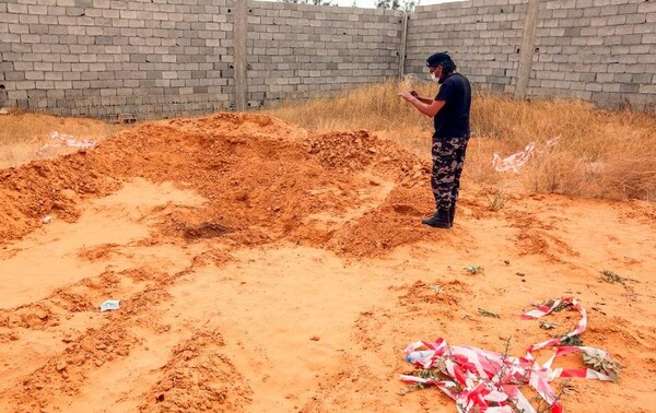 Ομαδικοί τάφοι με δεκάδες πτώματα στη Λιβύη - Ο ΟΗΕ μιλά για «φρίκη»