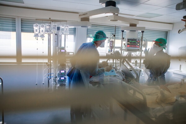Telegraph: Ένας στους πέντε Βρετανούς με κορωνοϊό μολύνθηκε σε νοσοκομείο