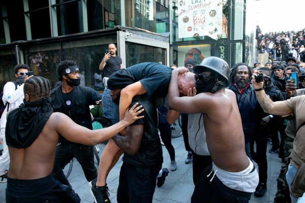 Πάνω από 100 συλλήψεις στο Λονδίνο - Βίαιες συγκρούσεις με την αστυνομία