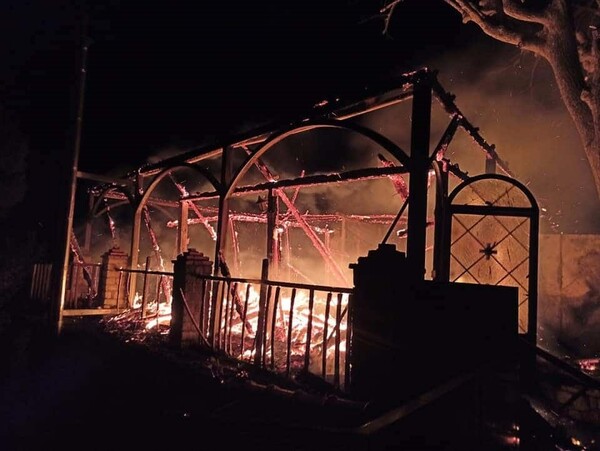 Μεγάλη καταστροφή από φωτιά στην ιερά μονή Βαρνάκοβας στην Φωκίδα