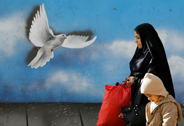 Το Ιράν απαγορεύει την βασεκτομή και τα αντισυλληπτικά για να αυξήσει τις γεννήσεις στη χώρα