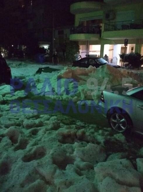 Πρωτοφανής χαλαζόπτωση στη Δράμα - Έφτασε μέχρι και τα 30-40 εκατοστά