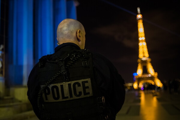 Επιμένουν στο κεφαλοκλείδωμα οι Γάλλοι αστυνομικοί - Οργή με την κυβέρνηση για την απαγόρευση