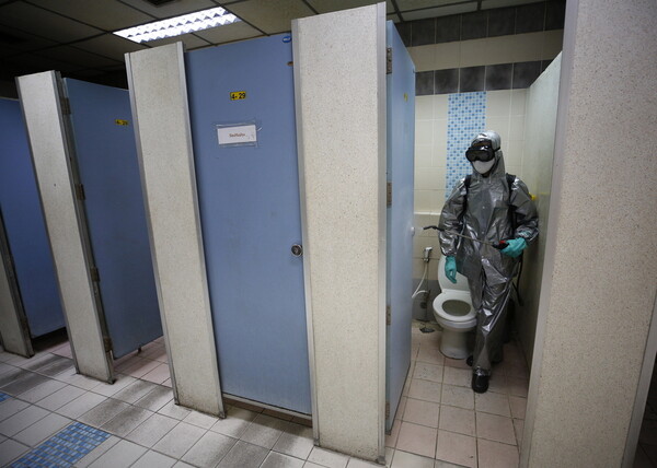 Κορωνοϊός: Πώς το καζανάκι της τουαλέτας συμβάλει στην εξάπλωση - Σταγονίδια σε ύψος 1 μ.