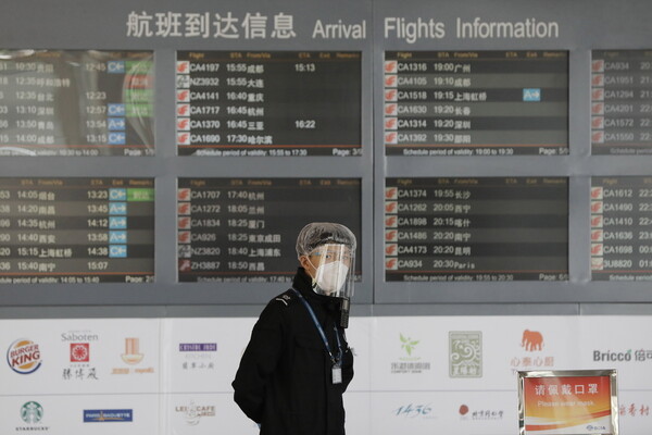 Πάνω από 1.200 πτήσεις ακυρώθηκαν στα αεροδρόμια του Πεκίνου - Λόγω αύξησης κρουσμάτων