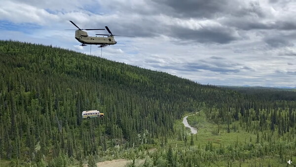 Αλάσκα: Ελικόπτερο απομάκρυνε το λεωφορείο που επισκέπτονταν τουρίστες με κίνδυνο της ζωής τους