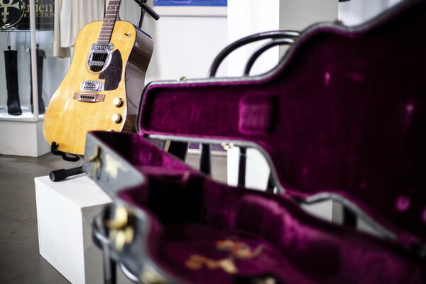 Ρεκόρ σε δημοπρασία: 6 εκατ. δολάρια για την κιθάρα του Κερτ Κομπέιν από το MTV Unplugged
