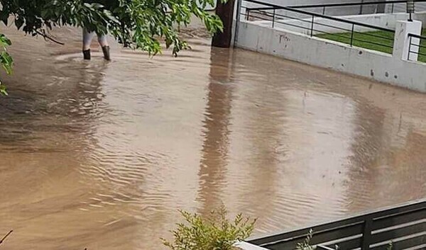 Σέρρες: Σφοδρή βροχόπτωση και πλημμύρες - Υπερχείλισαν δύο ρέματα