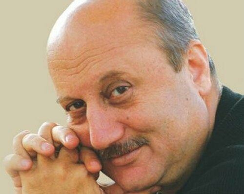 O Anupam Kher στο ρόλο του Χίτλερ