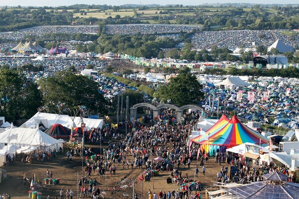 Δέκα φωτογραφίες από το Glastonbury 2011