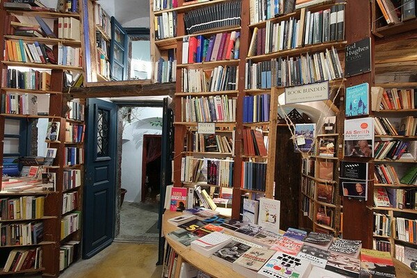 Στη Σαντορίνη βρίσκεται ένα από τα δέκα καλύτερα βιβλιοπωλεία του κόσμου.