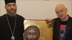 Ο Μπόι Τζορτζ επιστρέφει κλεμμένη εικόνα του Χριστού στην Εκκλησία της Κύπρου