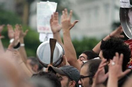 Επίθεση ΜΑΤ στο Σύνταγμα την ώρα που ο κόσμος χόρευε (video)