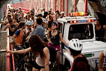 Ακροβάτισσα συλλαμβάνεται για περφόρμανς στην γέφυρα Williamsburg (βίντεο)
