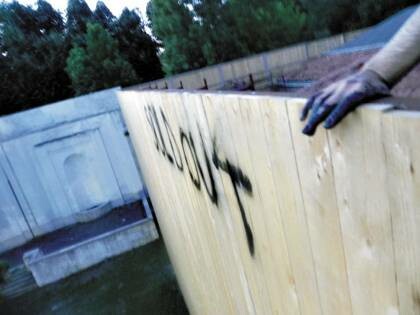 Οι «Anonymous» πίσω από τα συνθήματα στο Ελληνικό περίπτερο στη Μπιενάλε