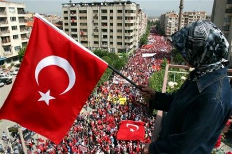 Στην Τουρκία, οι κεμαλιστές παίζουν το τελευταίο τους χαρτί πριν τις εκλογές.