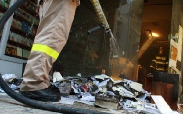 Έκαψαν το βιβλιοπωλείο του Αδωνη στα Εξάρχεια