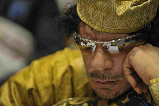 Σε άγνωστο σημείο στην έρημο έθαψαν τον Καντάφι