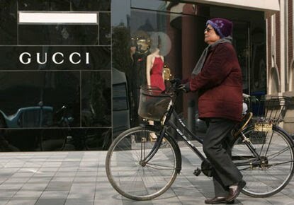 Πίσω από τη βιτρίνα του Gucci