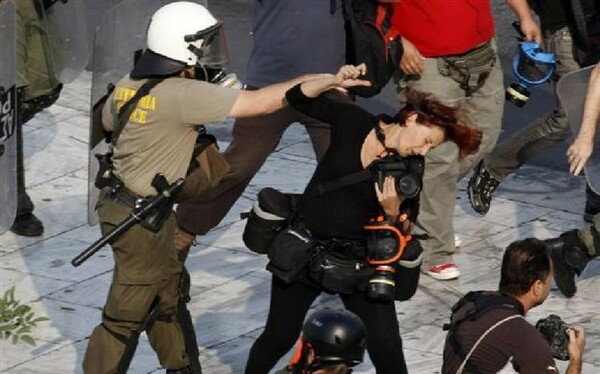Συνελήφθη ο αστυνομικός που χτύπησε τη φωτορεπόρτερ