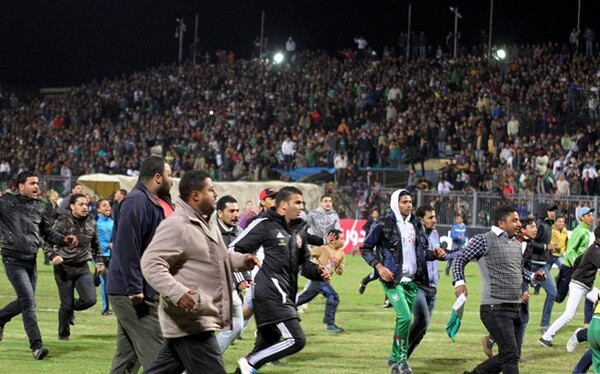 73 νεκροί σε επεισόδια σε γήπεδο, στην Αίγυπτο