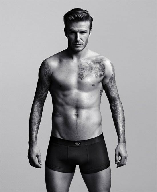 O David Beckham ποζάρει μόνο με τα εσώρουχα σε νέα διαφημιστική καμπάνια.