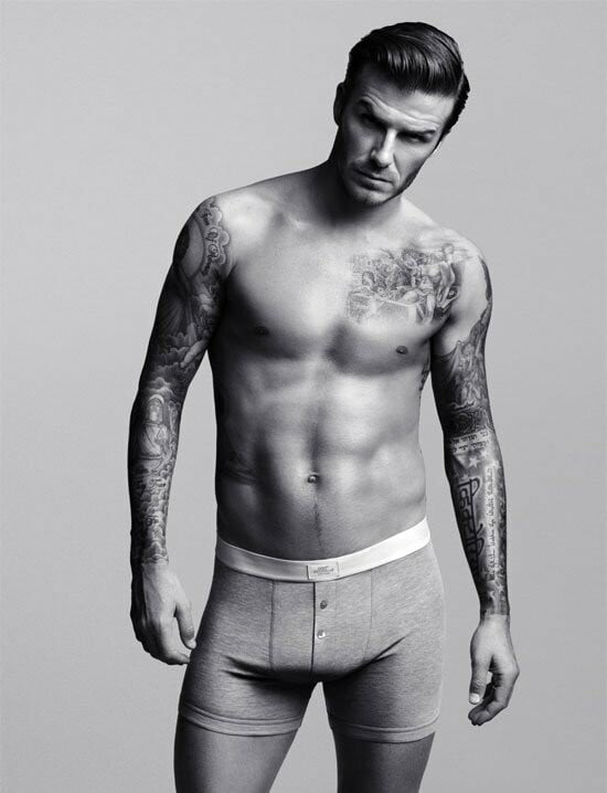 O David Beckham ποζάρει μόνο με τα εσώρουχα σε νέα διαφημιστική καμπάνια.