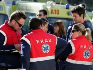 Ασθενοφόρα του ΕΚΑΒ απέκλεισαν το γραφείο του Βενιζέλου