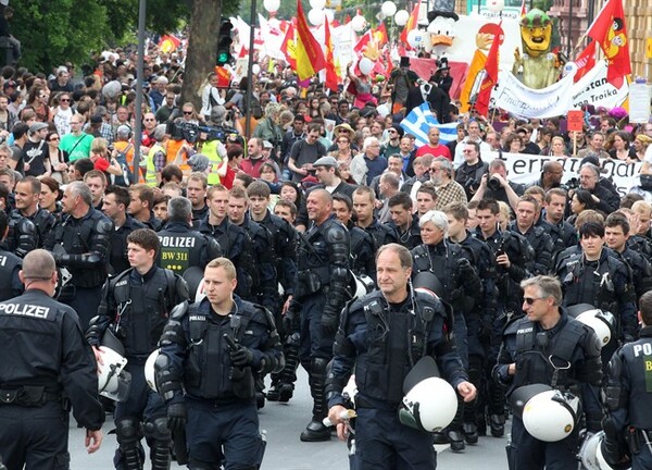 Ογκώδης διαδήλωση στη Γερμανία κατά της λιτότητας με ελληνικές σημαίες