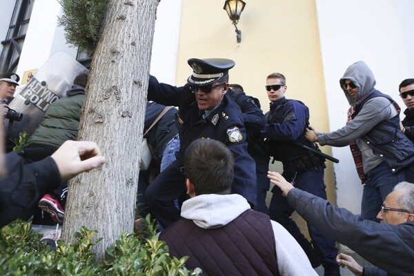 Νέα ένταση στην Ευελπίδων: Άγριο ξύλο στο δολοφόνο της Δώρας Ζέμπερη