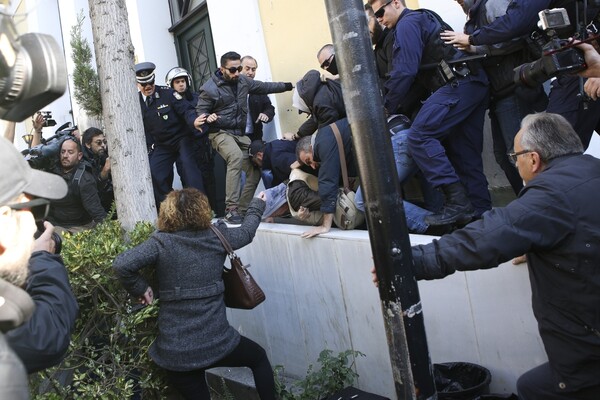 Νέα ένταση στην Ευελπίδων: Άγριο ξύλο στο δολοφόνο της Δώρας Ζέμπερη