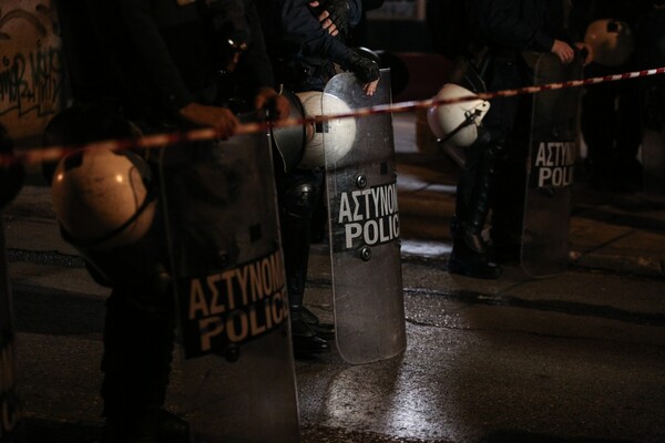 Επίθεση στο ΠΑΣΟΚ: Ο σκοπός της διμοιρίας των ΜΑΤ είδε τον ένοπλο και φώναξε στους αστυνομικούς να καλυφθούν