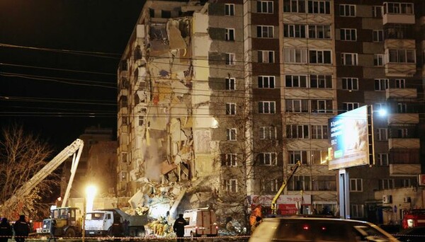 Νεκροί και τραυματίες από κατάρρευση εννιαόροφου κτιρίου στη Ρωσία