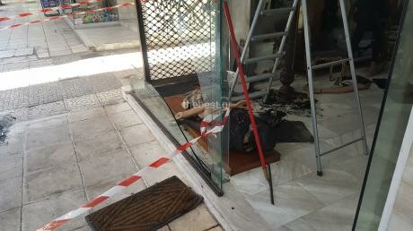 Έκαψαν γούνες και έσπασαν κατάστημα οι αντισπισιστές στην Πάτρα