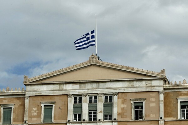 Μεσίστια η σημαία στη Βουλή- Αναβάλλεται η ψηφοφορία για το κοινωνικό μέρισμα
