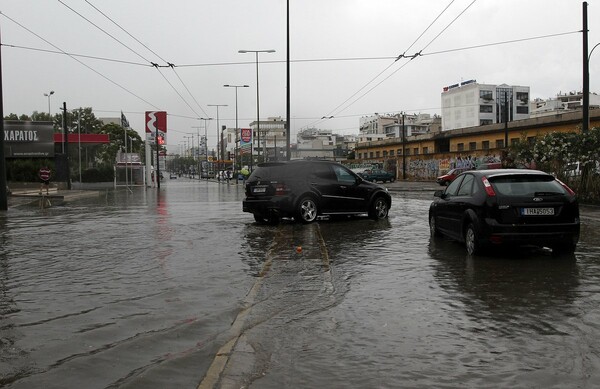 Πλημμύρισε η Πειραιώς - Διακόπηκε η κυκλοφορία από το ύψος της Χαμοστέρνας (upd)