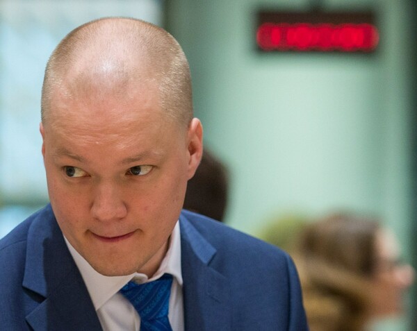 Φινλανδία: Ο υφυπουργός Εξωτερικών κρύφτηκε στο πορτ-μπαγκάζ για να συναντηθεί μυστικά με τον πρωθυπουργό
