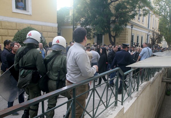 Πανδαιμόνιο στην Ευελπίδων - Δείτε πώς φυγάδευσαν τον δολοφόνο της Δώρας Ζέμπερη