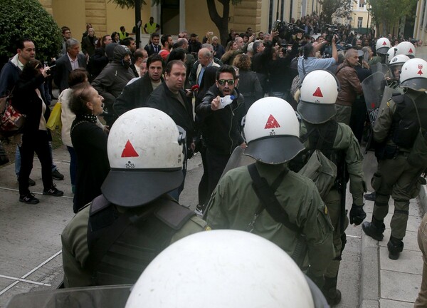 Πανδαιμόνιο στην Ευελπίδων - Δείτε πώς φυγάδευσαν τον δολοφόνο της Δώρας Ζέμπερη