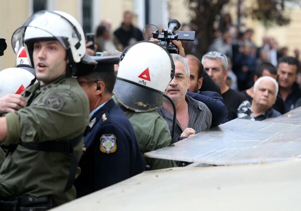 Πανδαιμόνιο στην Ευελπίδων - Δείτε πώς φυγάδευσαν τον δολοφόνο της Δώρας Ζέμπερη