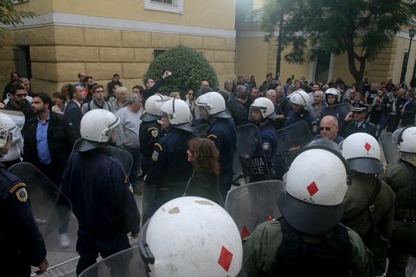 Πανδαιμόνιο στην Ευελπίδων - Δείτε πώς φυγάδευσαν τον δολοφόνο της Δώρας Ζέμπερη