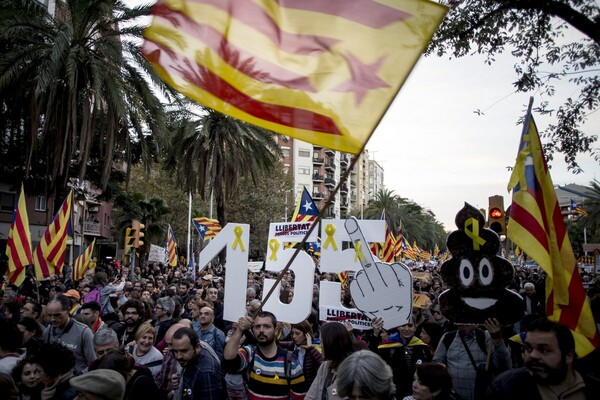 Χιλιάδες άνθρωποι στους δρόμους της Βαρκελώνης διαδήλωσαν υπέρ της αποφυλάκισης των αυτονομιστών ηγετών